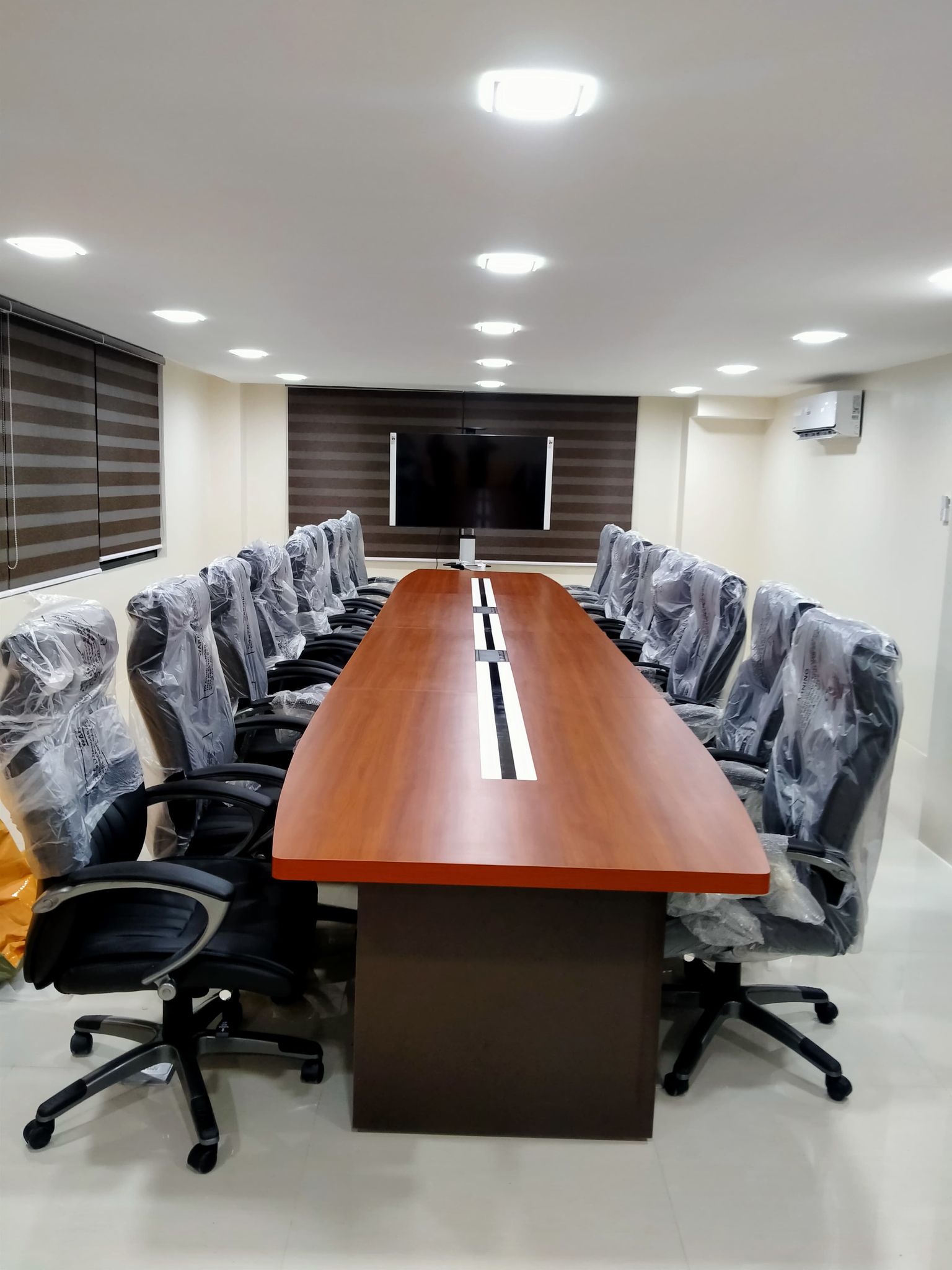 How to get a conference table that enhances productivity and comfort in ...